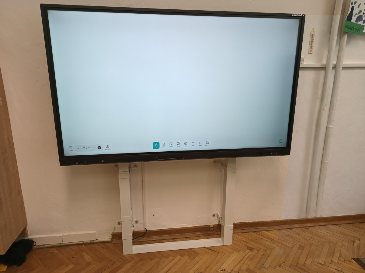 Dotykové monitory 65" s motorickým pojezdem, ke zdi