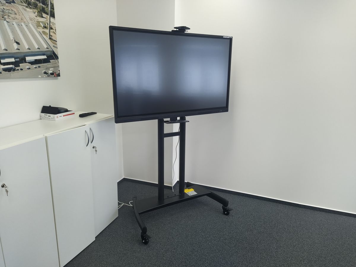 Kancelářská dotyková sestava s panoramatickou kamerou a bezdrátovým konferenčním systémem