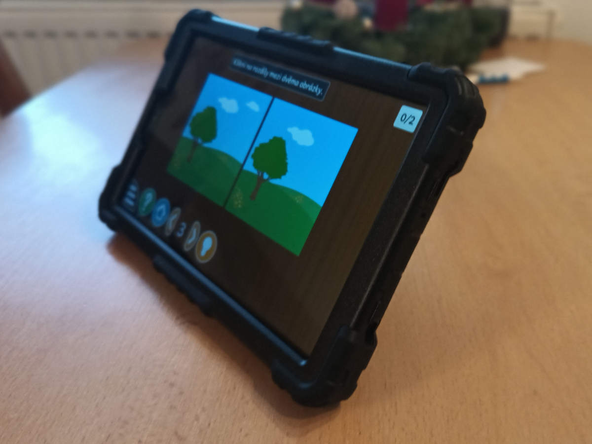 Tablety v ochranných pouzdrem a fóliích