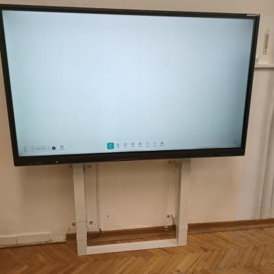 Dotykovy Monitor 65 Palcu S Pojezdem Ke Zdi 2