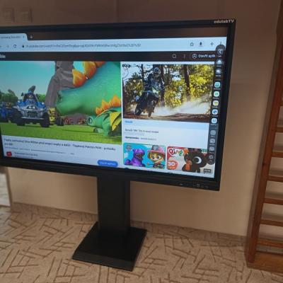 Dotykovy Monitor S Pojezdem Ke Zdi 1