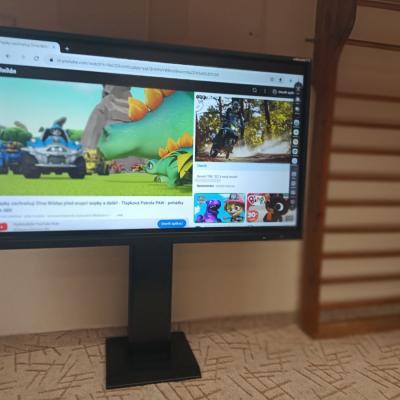 Dotykovy Monitor S Pojezdem Ke Zdi 3