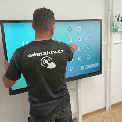 Dotykovy Monitor 65 Palcu S Pojezdem Ke Zdi