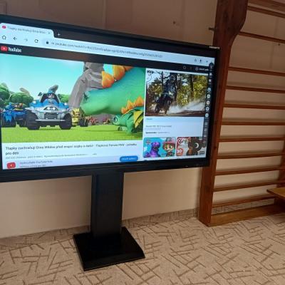 Dotykovy Monitor S Pojezdem Ke Zdi 4