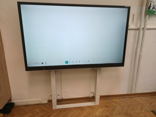 dotykovy-monitor-65-palcu-s-pojezdem-ke-zdi-2