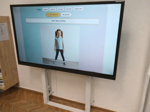dotykovy-monitor-65-palcu-s-pojezdem-ke-zdi-ok